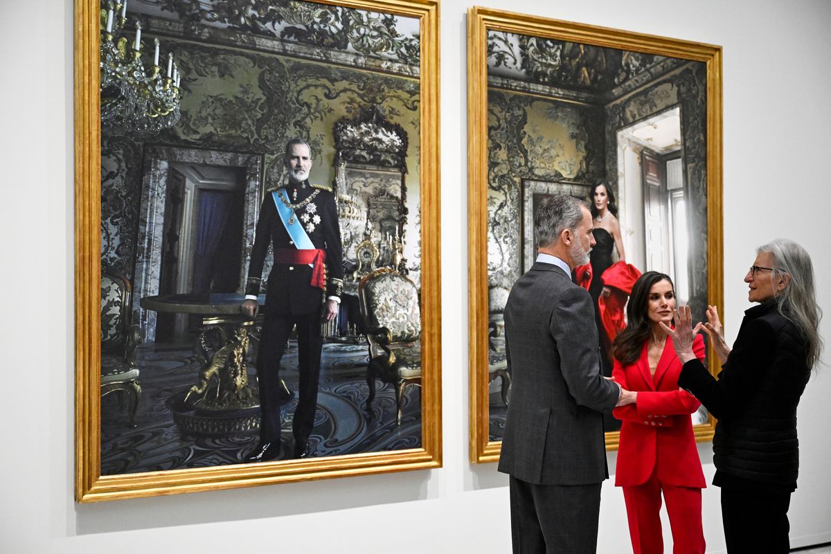 MADRID, SPAIN - FEBRUARY 26: King Felipe VI of Spain (L),  Queen Letizia of Spain (C) and photographer Annie Leibovitz (R) visit the exhibition âThe Tyranny Of Cronosâ where their portraits by Annie Leibovitz are on display at the Bank of Spain building on February 26, 2025 in Madrid, Spain. (Photo by Carlos Alvarez/Getty Images)