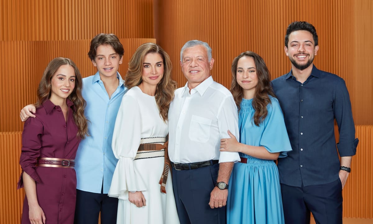 Their Majesties King Abdullah II and Queen Rania and Their Royal Highnesses Crown Prince Al Hussein, Prince Hashem, Princess Iman, and Princess Salma in this end of year greeting photo.