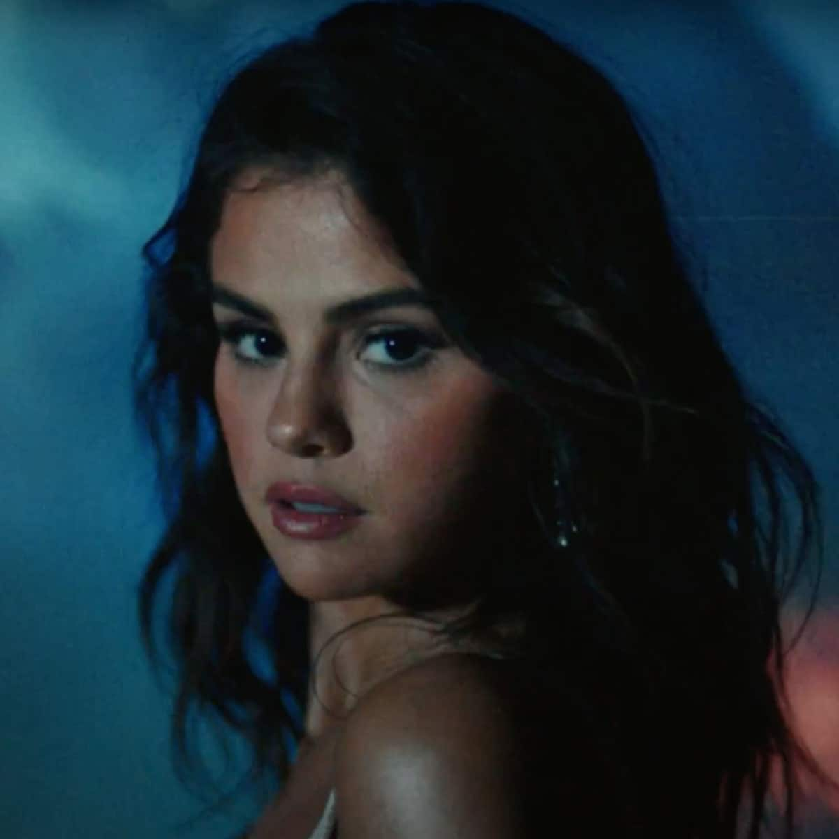 Selena Gomez’s makeup look in ‘Baila Conmigo’