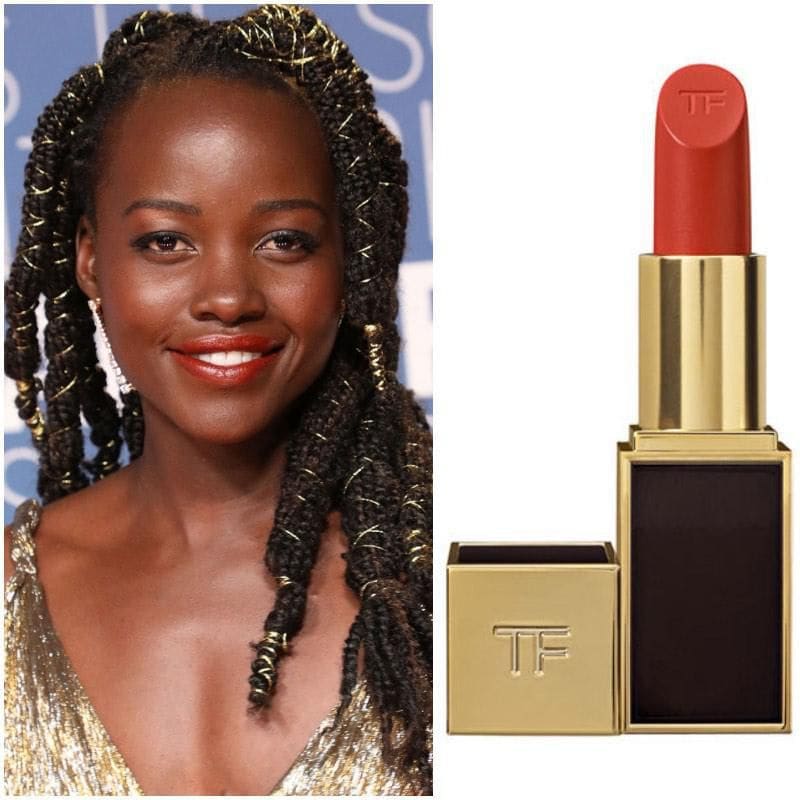 Lupita Nyong'o con labial rojo anaranjado de Tom Ford