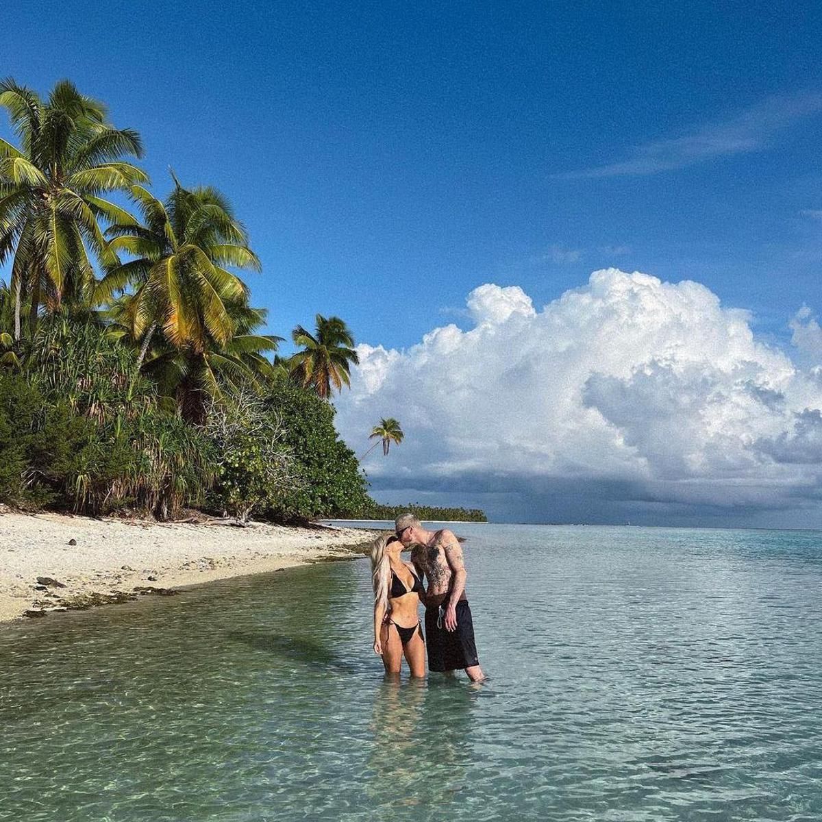 Kim Kardashian and Pete Davidson enjoy a tropical beach vacation Kim Kardashian and Pete Davidson enjoy a tropical beach vacation