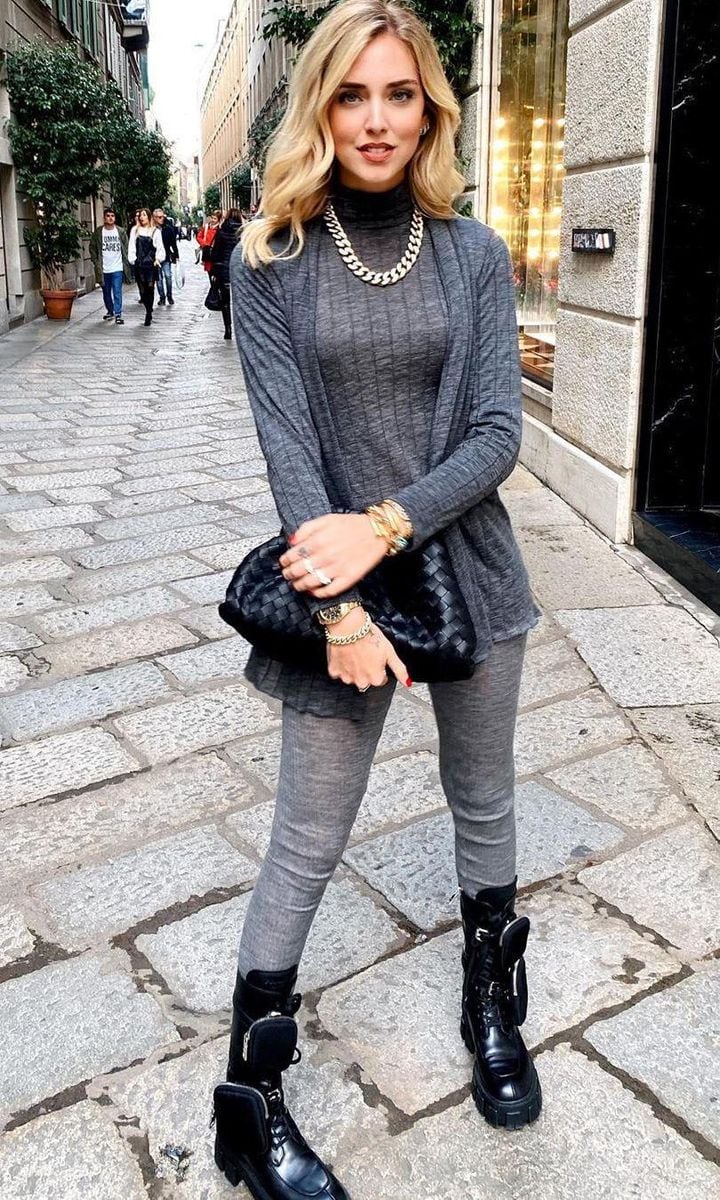 Chiara Ferragni with a quilted and black cloud type clutch by Bottega Veneta