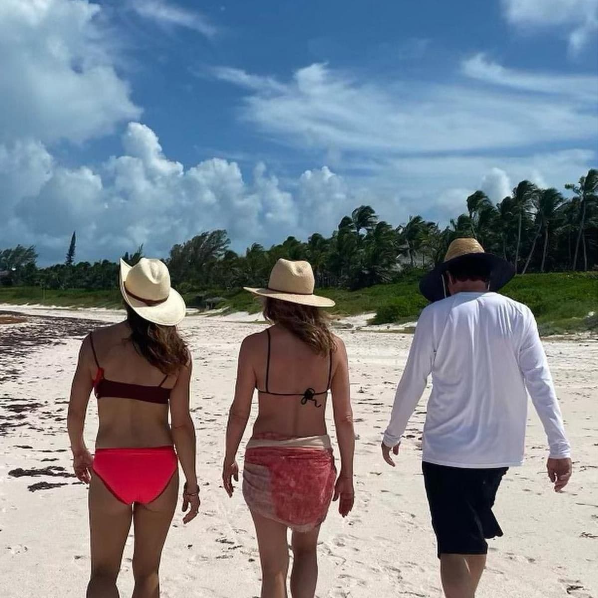 Jennifer Aniston shares vacation photos