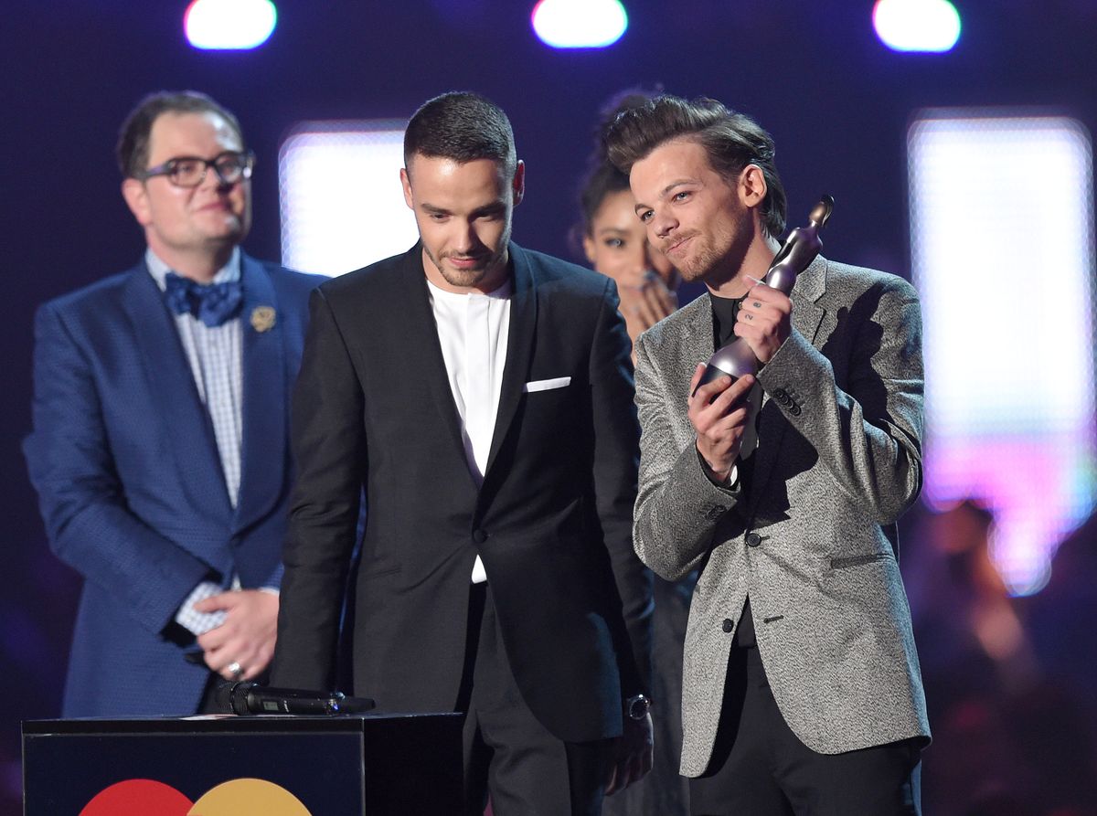 LONDON, ENGLAND - FEBRUARY 24: (EDITORIAL USE ONLY)  Liam Payne and Louis Tomlinson from One Direction with their British Artist Video of the Year award at the BRIT Awards 2016 at The O2 Arena on February 24, 2016 in London, England.  (Photo by Karwai Tang/WireImage)