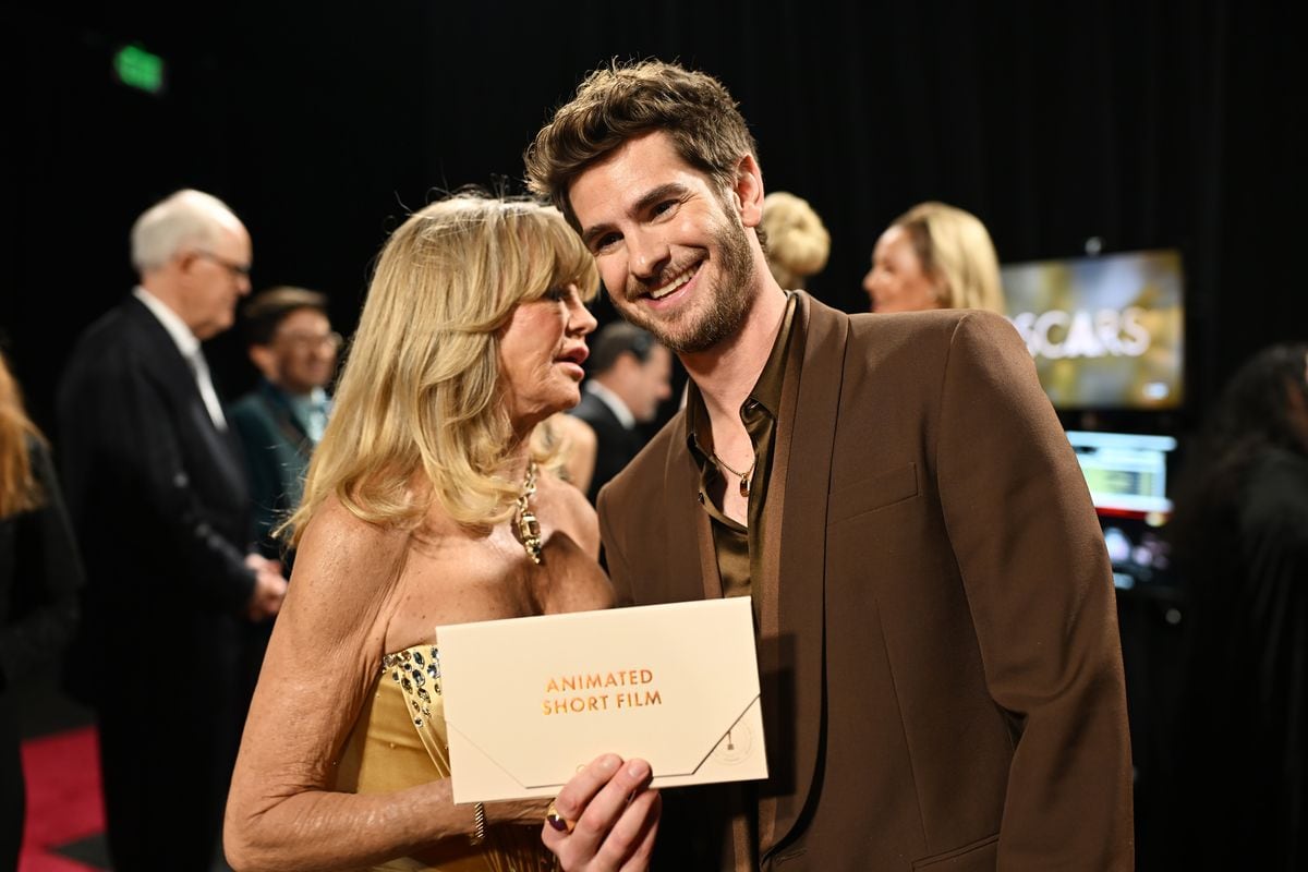 Goldie Hawn and Andrew Garfield pose backstage during the 97th Annual Oscars 