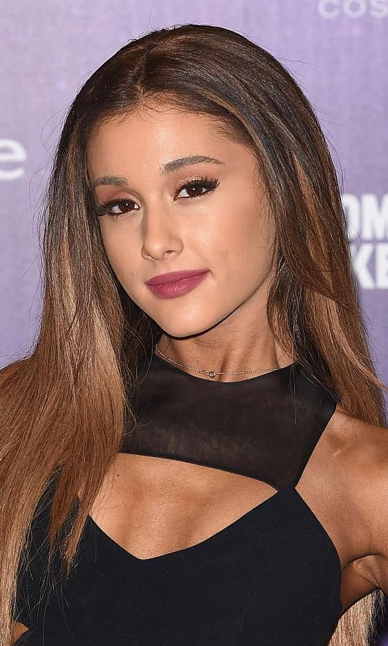 Ariana Grande con cabello suelto, liso y estilo ombre