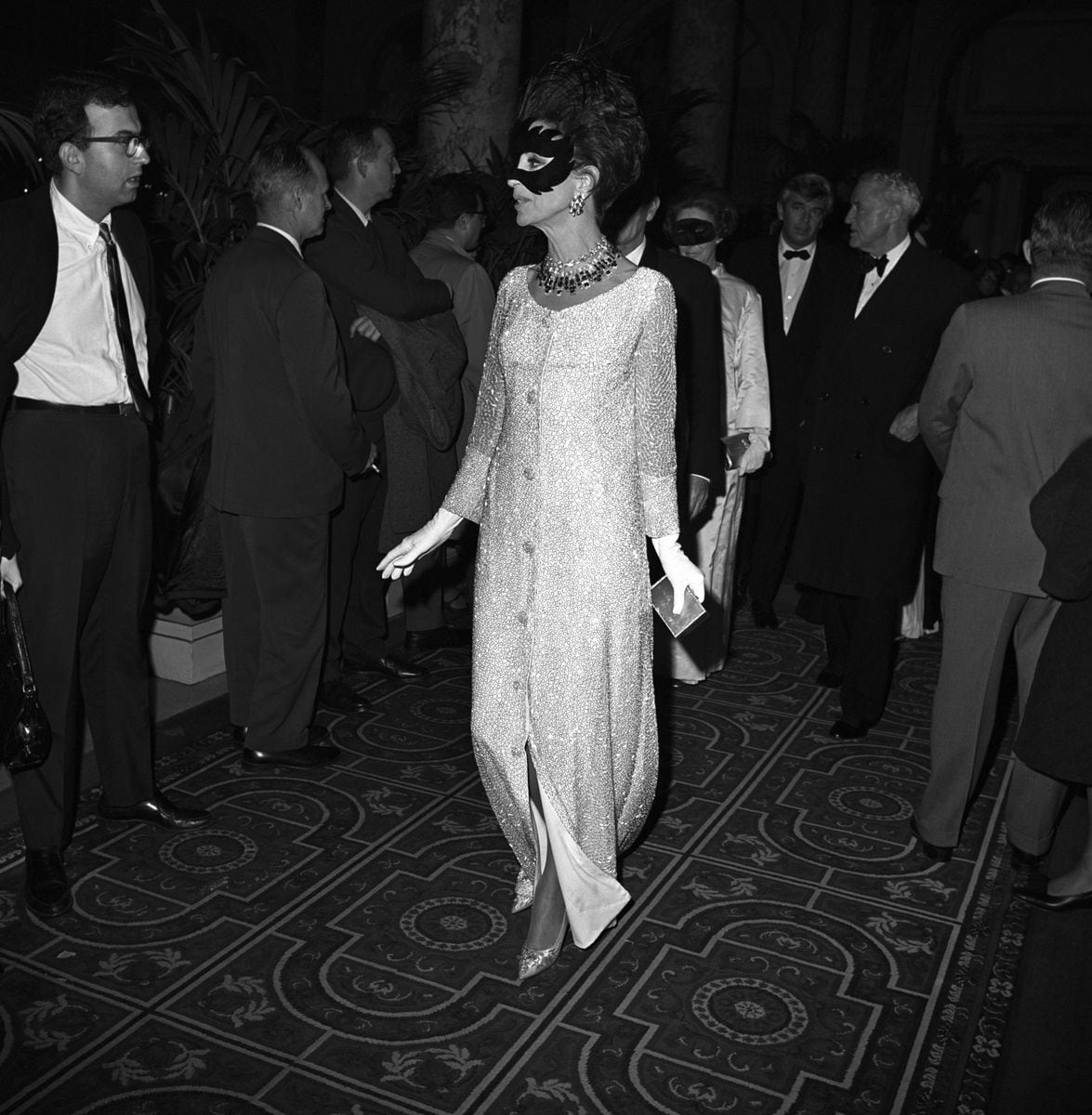 Gloria Guinness tiba di Truman Capote Black and White Ball di Grand Ballroom di Plaza Hotel di New York City.