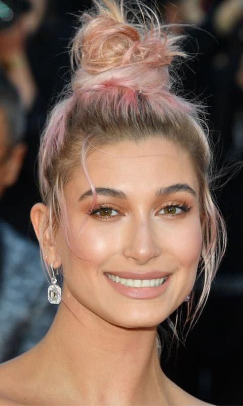 Hailey Baldwin con cabello rosa y americana de cuadros marron