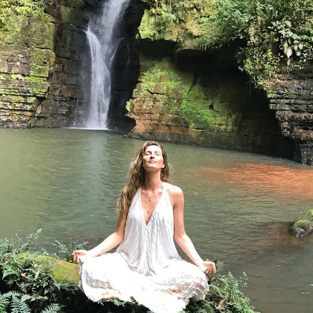 Gisele Bundchen - yoga