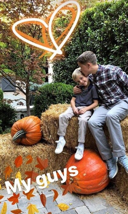 Reese Witherspoon captured her sons Deacon Phillippe and Tennessee Toth in an endearing moment on some hay and next to some extra large pumpkins.
Photo: Instagram/@reesewitherspoon