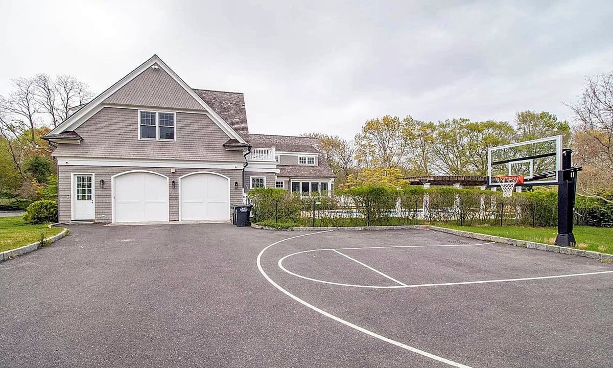 Alex Rodriguez has rented a $ 200,000 a month house in The Hamptons for the summer.