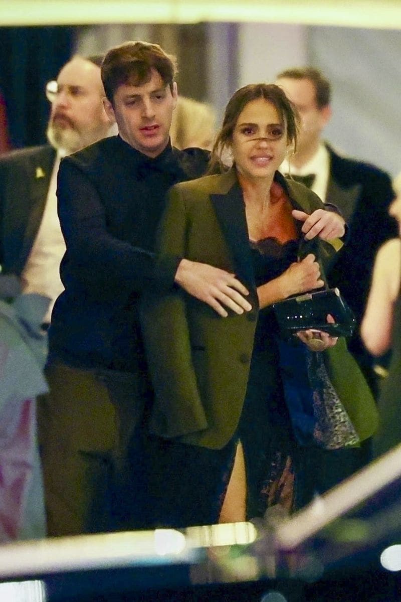 Photo © 2025 Backgrid/The Grosby Group

PREMIUM EXCLUSIVE
 
Los Angeles, CA  - 4 MARCH 2025

Newly single Jessica Alba is seen enjoying herself at the Vanity Fair Oscars after-party, accompanied by a man believed to be Alex Edelman amid her ongoing divorce from husband Cash Warren. The actress catches attention as she is spotted wearing the mystery mans blazer while the two share a moment outside the event.****

La recién soltera Jessica Alba fue vista disfrutando de la fiesta posterior a los Oscar de Vanity Fair, acompañada por un hombre que se cree que es Alex Edelman, en medio de su proceso de divorcio de su esposo Cash Warren. La actriz llamó la atención al ser vista usando el blazer del misterioso hombre mientras compartían un momento fuera del evento.