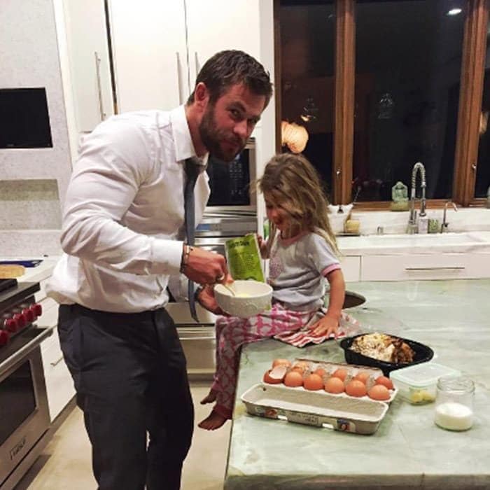 How about a late-night snack with dad? Foregoing the after party, Chris decided he would rather hang out with his daughter India Rose than with celebrities after his <i>The Huntsman: Winter's War</i> premiere in LA.
<br>
Photo: Instagram/@elsapatakyconfidential