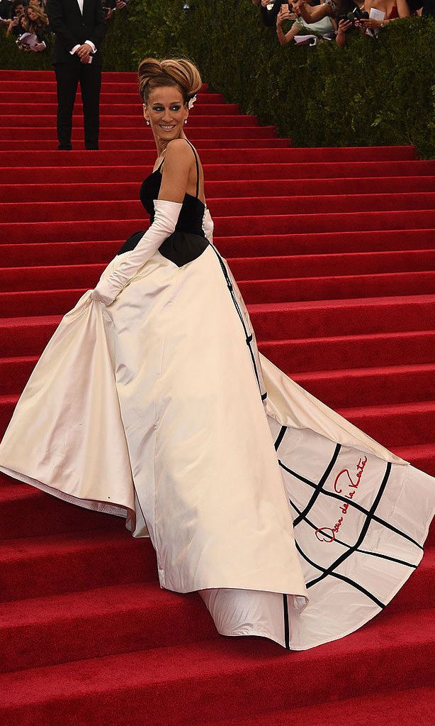 <strong>2014, Charles James: Beyond Fashion</strong>
<br>
Sarah Jessica Parker in Oscar de la Renta.
<br></br>
Photo: Getty Images