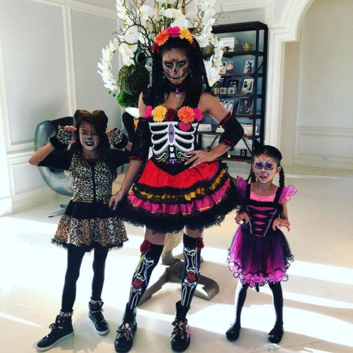 Adriana Lima donned full face paint and dressed up in honor of Dia de los Muertos. Her daughters Valentina and Sienna also took advantange and wore full makeup for their own outfits.
Photo: Instagram/@adrianalima