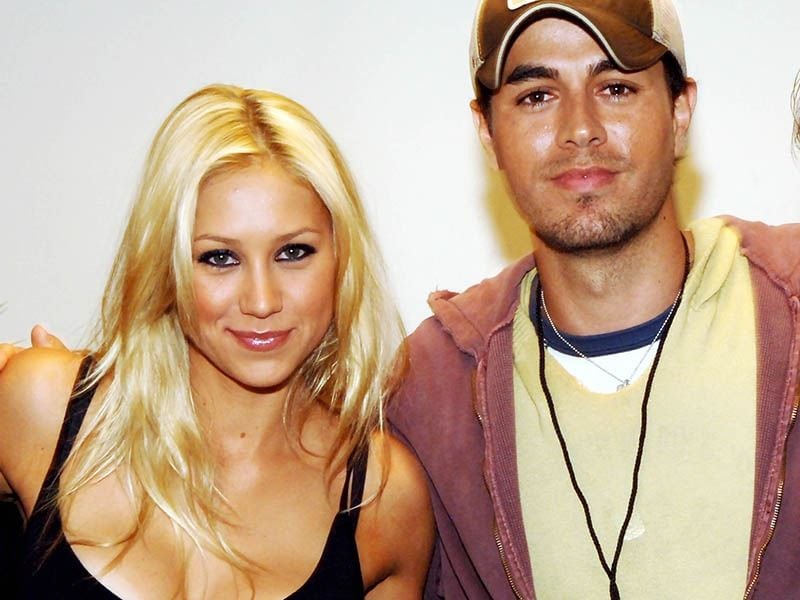 Enrique Iglesias and Anna Kournikova posing together