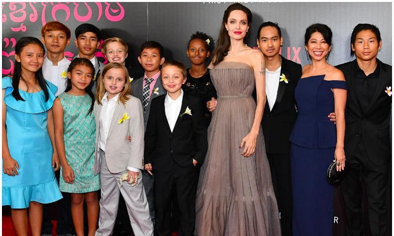 Angelina Jolie posing in the company of her six kids in New York