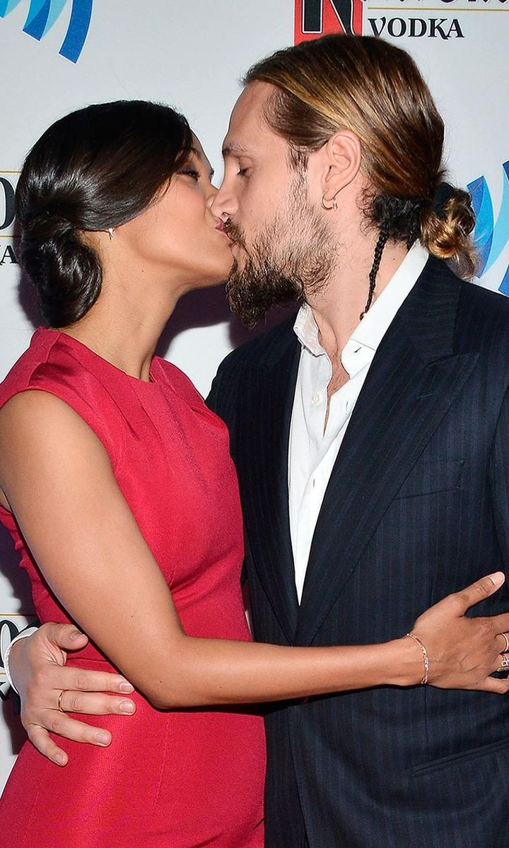 Who wore it better? Bun-wearing <i>Avatar</i> actress <b>Zoe Saldana</b> planted a kiss on her artist husband <b>Marco Perego</b>, who accessorized his 'man-bun' with a small side plait.
<br>
Photo: Getty Images