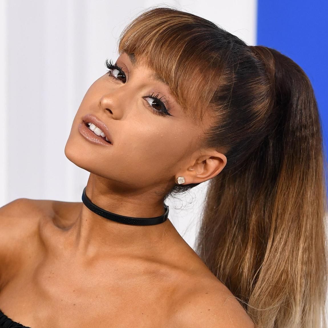 Ariana Grande con pony tail, flequillo, cat eyes y pestanas voluminosas