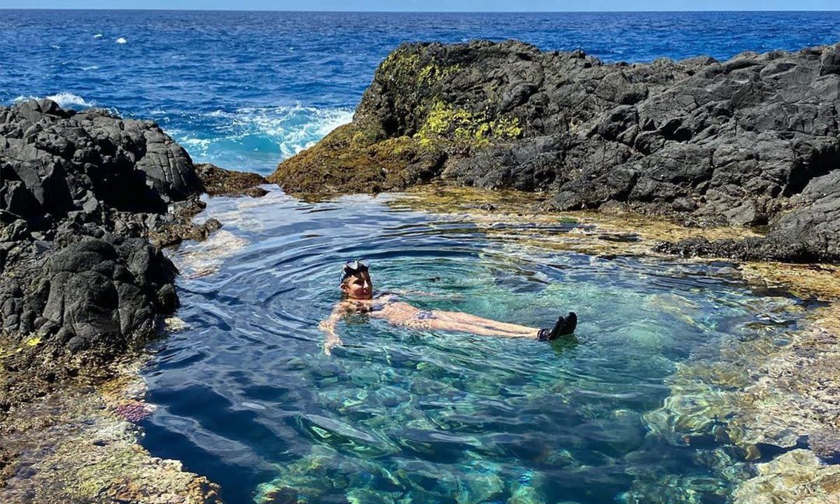 Elsa Pataky flotando en el océano