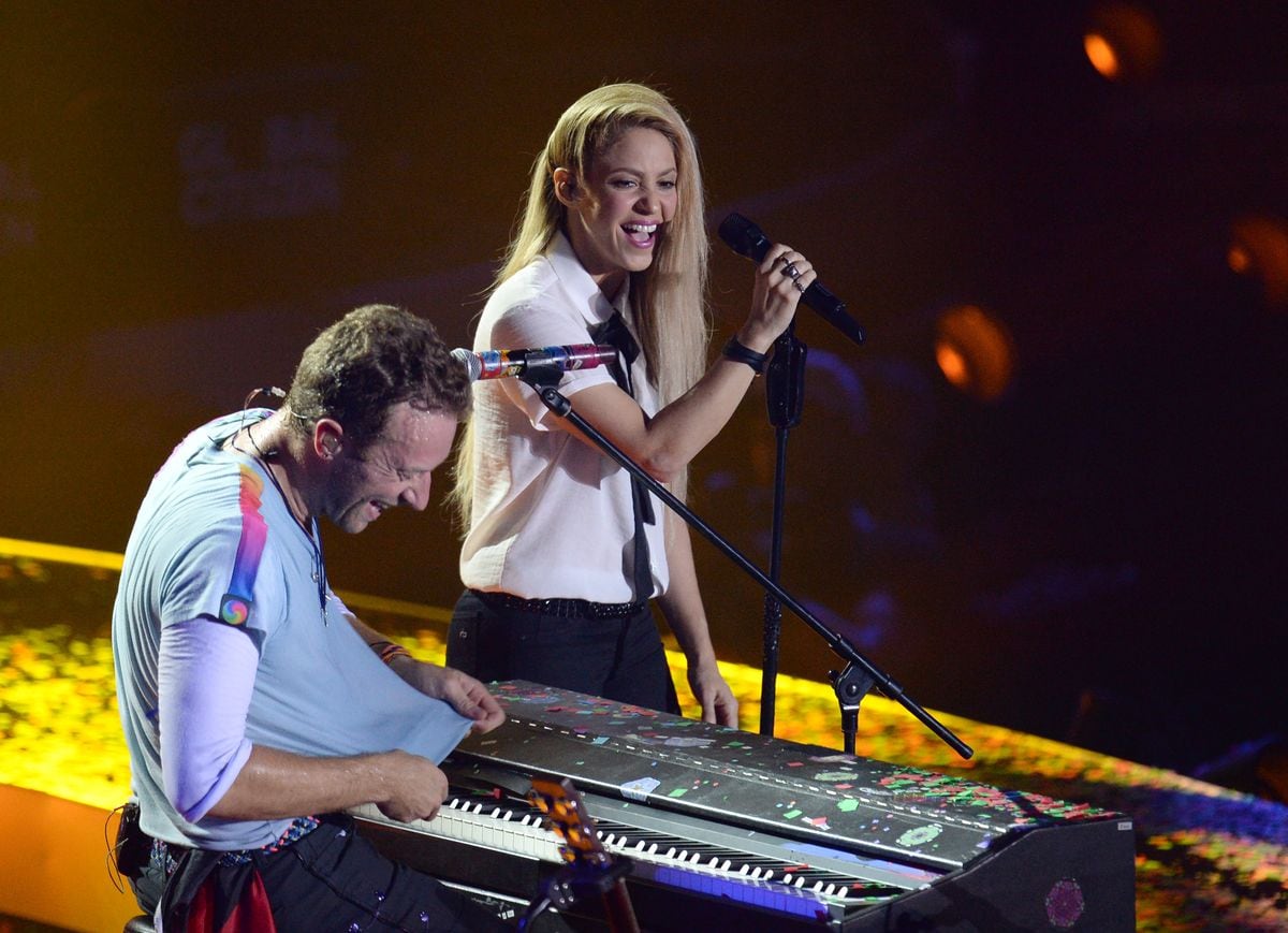 Shakira and Chris Martin of Coldplay sing on stage during the first Global Citizen Festival Concert in Hamburg, Germany