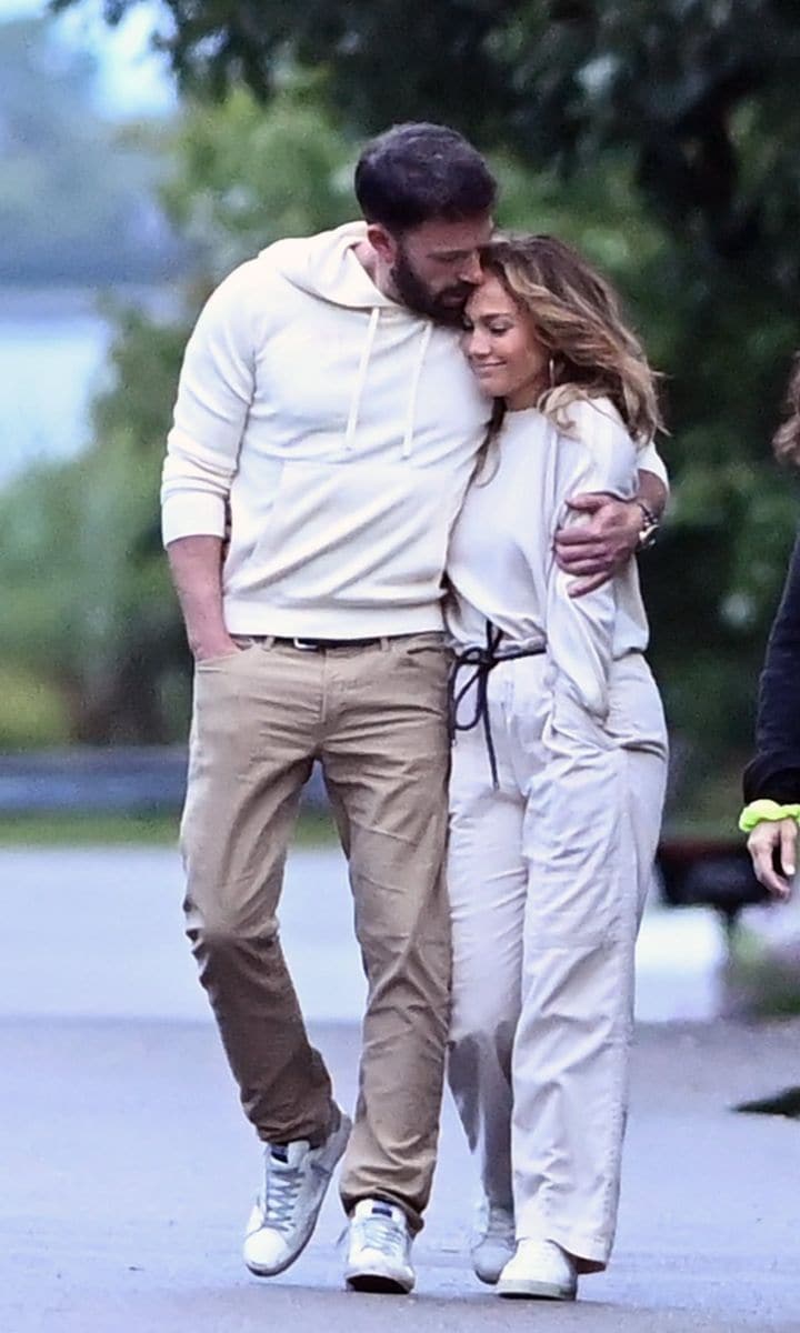 Jennifer Lopez and Ben Affleck go for an evening stroll in The Hamptons