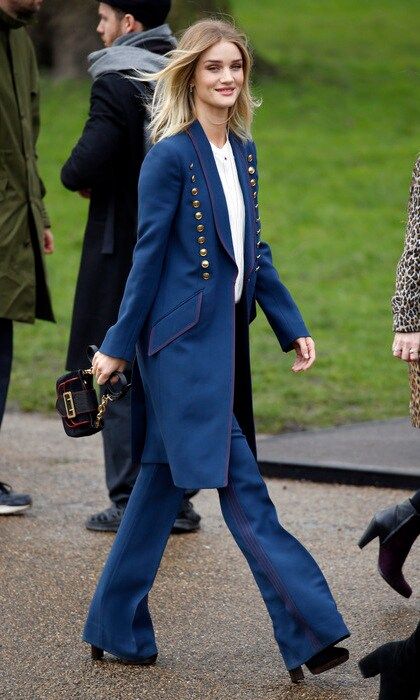 Rosie Huntington-Whiteley looked anything but blue arriving at the A/W 2016 Burberry fashion show.
<br>
Photo: GC Images