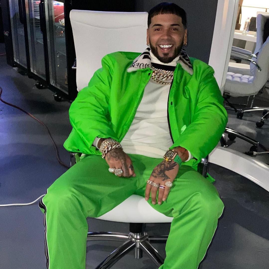 Anuel AA siganture look