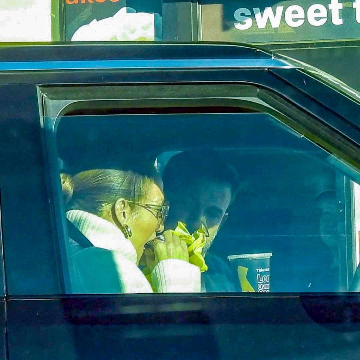 Ben Affleck and Jennifer Lopez were spotted indulging in junk food