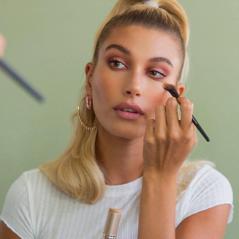 Hailey Baldwin applying her make-up