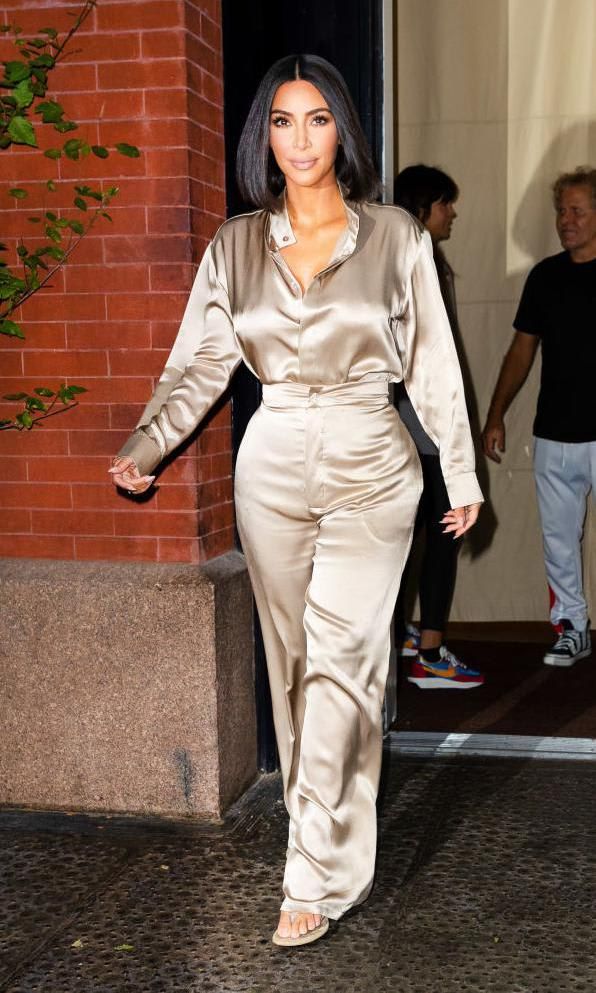 Kim Kardashian con conjunto de camisa y pantalon satinados