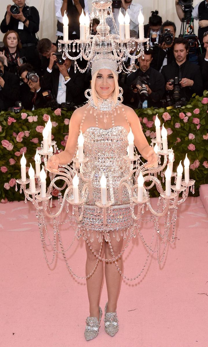 Katy Perry con traje de candelabro en la Met Gala 2019
