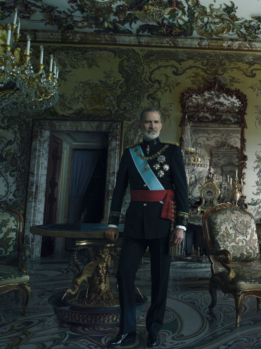                                ANNIE LEIBOVITZ  Rey Felipe VI y Reina Letizia, 2024  DÃ­ptico  FotografÃ­as impresas con tintas de secado UV sobre lienzo de poliÃ©ster imprimado  223,52 Ã&#151; 170,18 cm c/u  Encargo a la autora en 2023  ColecciÃ³n Banco de EspaÃ±a