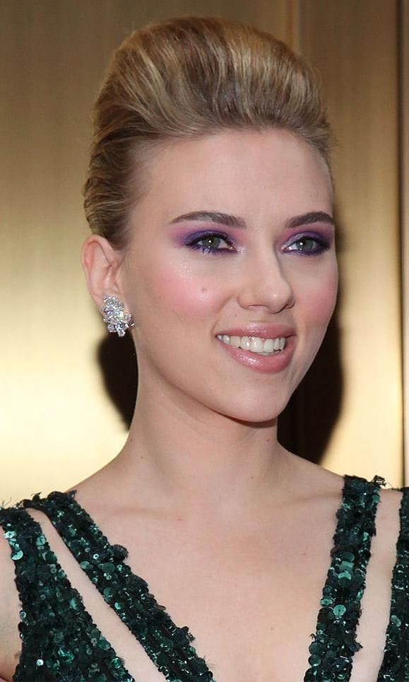 Scarlett Johansson cabello recogido