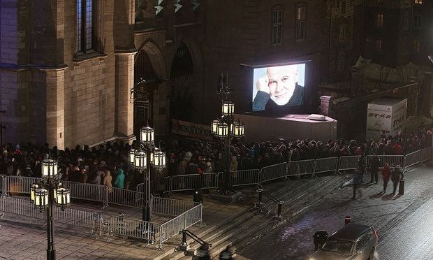 Hundreds of people lined up in the cold outside the church to pay their respects. <BR>
Photo: Getty Images