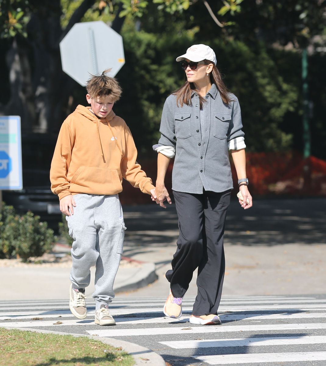 Jennifer Garner & her son Samuel Affleck go on a sweet mother-son outing