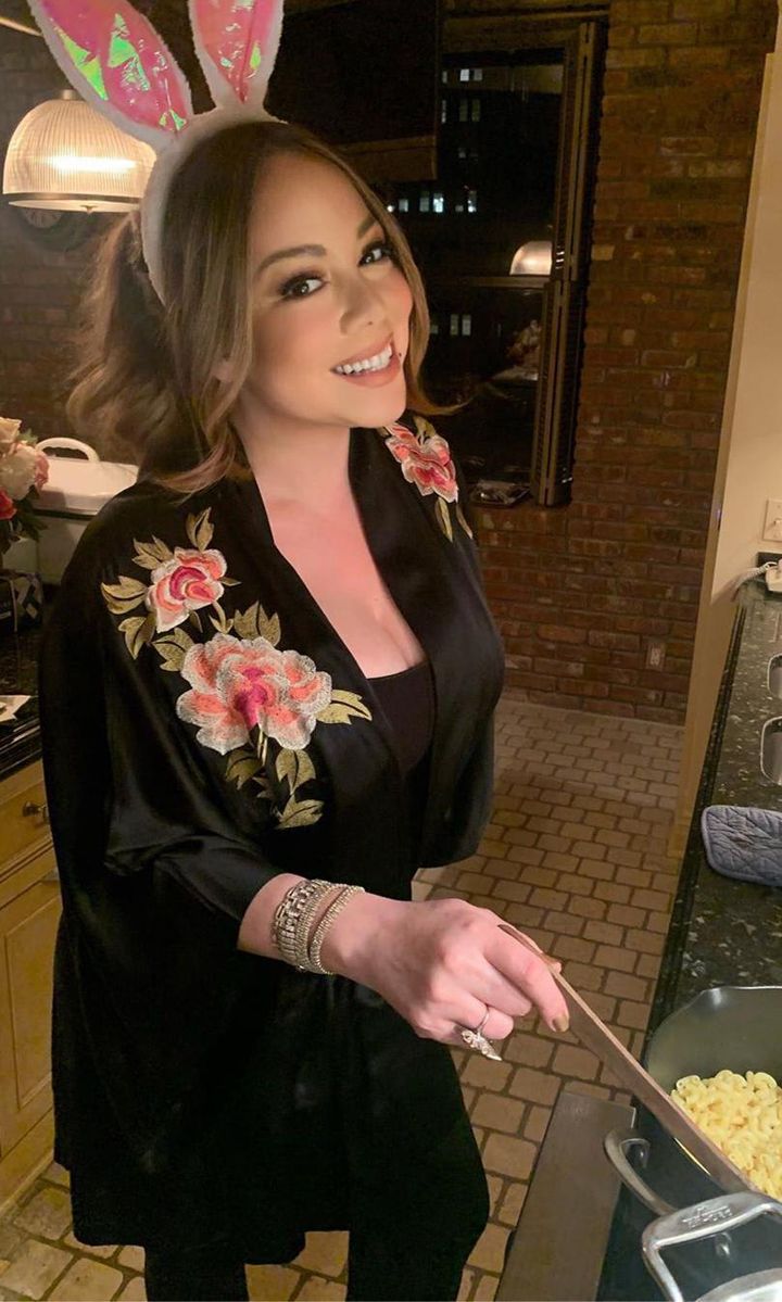 Mariah Carey shares photo of her cooking at home