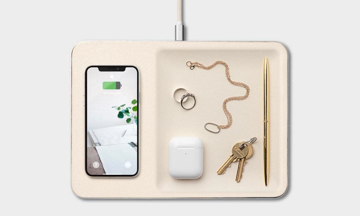 Courant CATCH:3 CLASSICS: Single-device wireless charging and accessory tray.