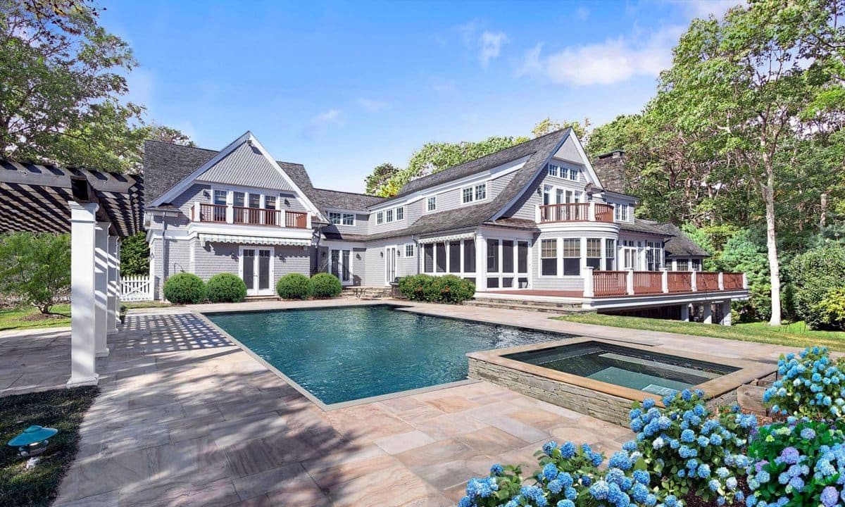 Alex Rodriguez has rented a $ 200,000 a month house in The Hamptons for the summer.