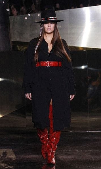 Ashley Graham walked the catwalk in her first major fashion show during H&M's presentation.
<br>
Photo: Getty Images