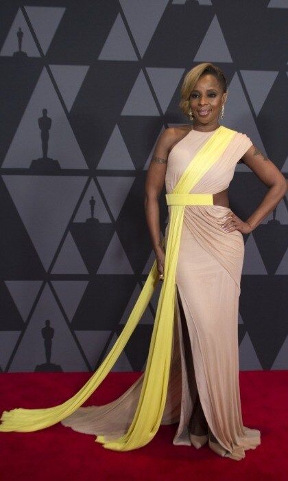 Mary J. Blige glided across the carpet in a beige and yellow Cushnie et Ochs dress.
Photo: Getty Images