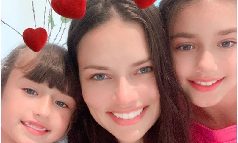 Adriana Lima ama profundamente a sus hijas Sienna y Valentina