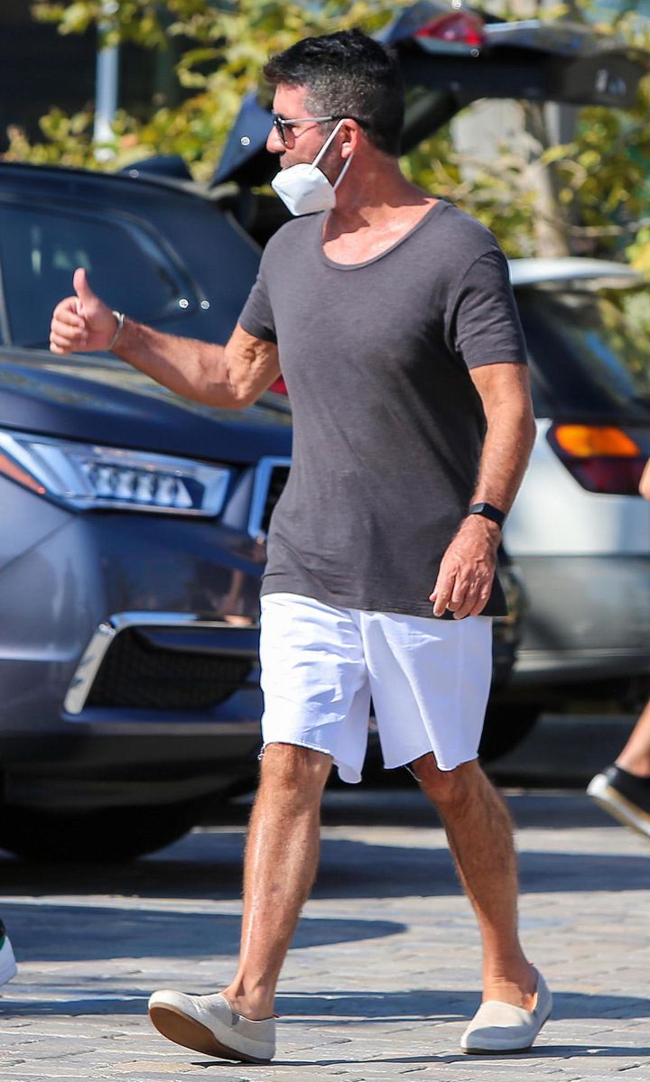 Simon Cowell gives a thumbs up to fans