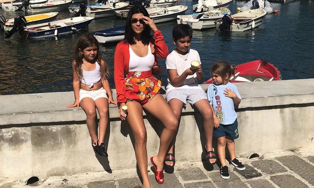 Kourtney Kardashian con sus hijos Mason, Penelope y Reign
