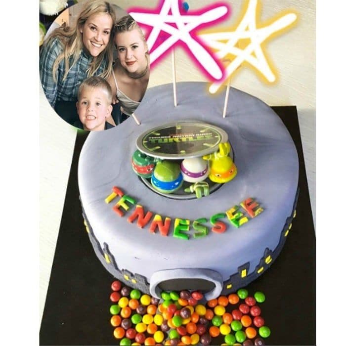 <a href="https://us.hellomagazine.com/tags/1/reese-witherspoon/"><strong>Reese Witherspoon</strong></a> celebrated her son Tennessee's fourth birthday with a personalized <i>Teenage Mutant Ninja Turtles</i> cake filled with a cascade of Skittles.
Photo: Instagram/@reesewitherspoon