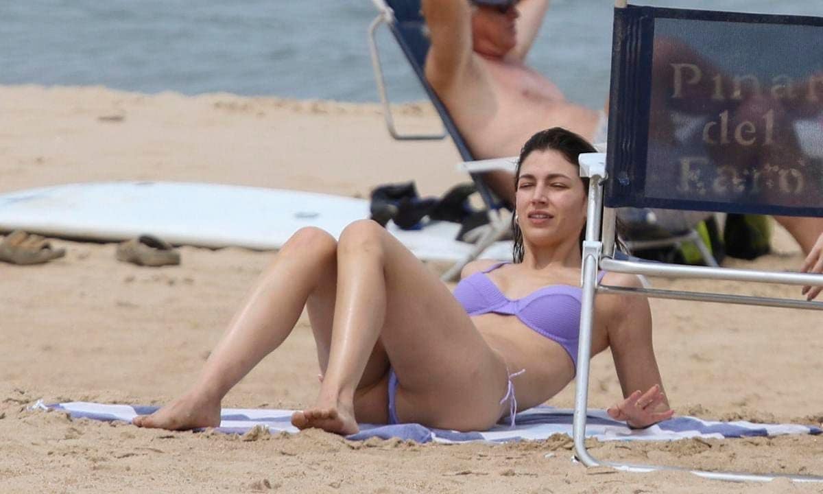 Úrsula Corberó and Chino Darín enjoy a sunny beach day in Uruguay