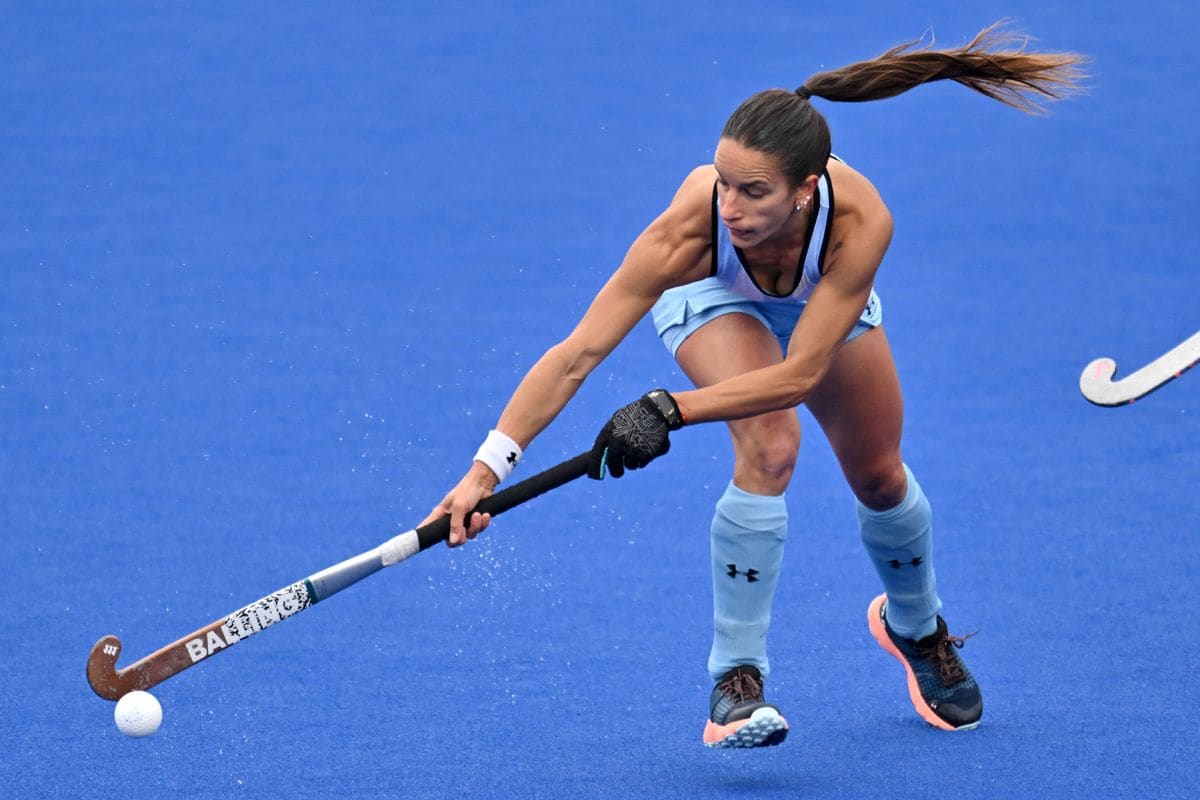 Argentina's Maria Campoy stretches for the ball during the field hockey women's team preliminary group A match 4 between USA and Argentina during the Pan American Games Santiago 2023, at the Field Hockey Sports Centre in Santiago on October 28, 2023. 