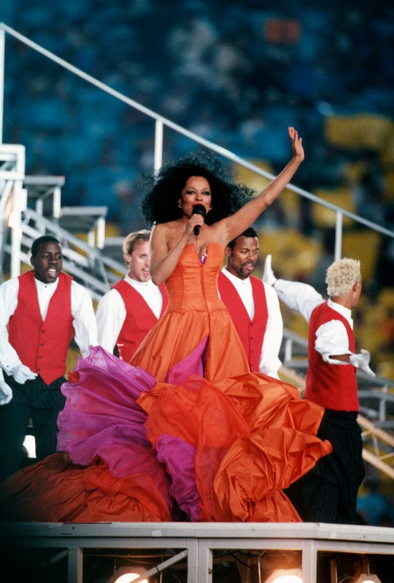 Diana Ross actúa en el Super Bowl XXX entre los Dallas Cowboys y los Pittsburgh Steelers 