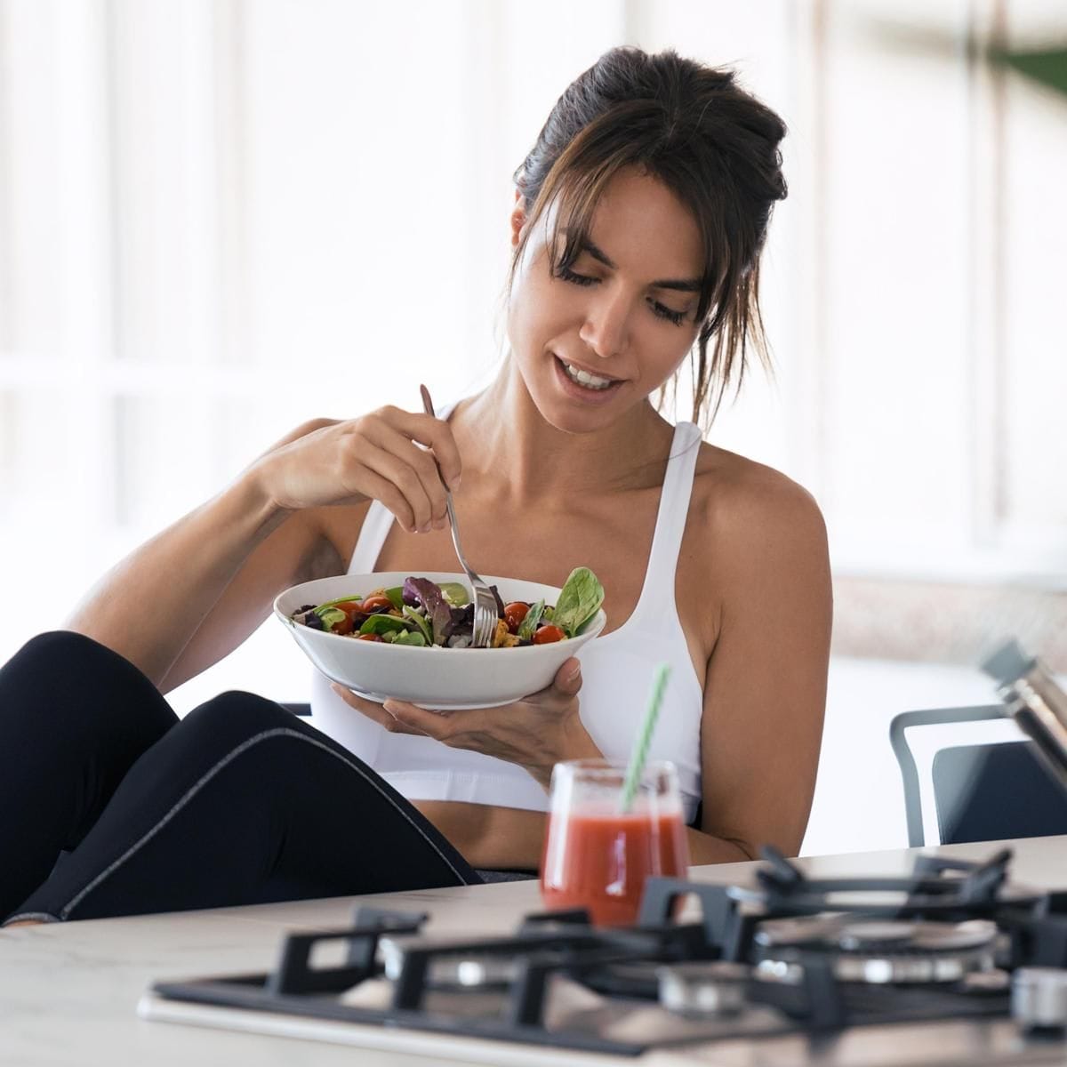 mujer comiendo saludable