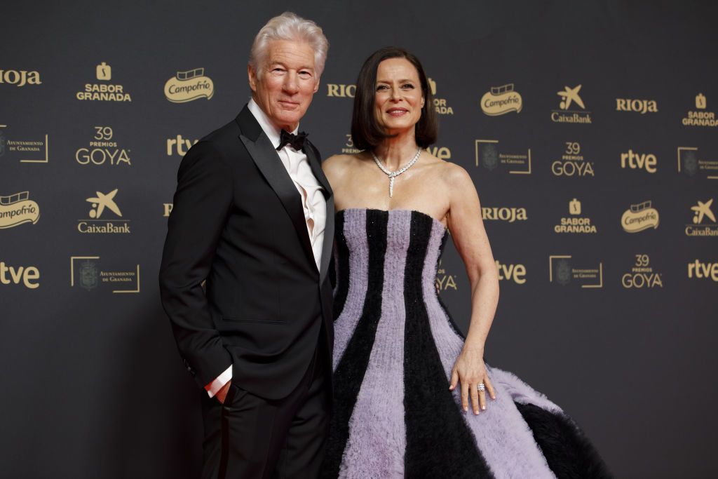 Richard Gere and an elegantly dressed guest pose with actress Aitana Sánchez-Gijó on the red carpet at the 2025 Goya Awards.